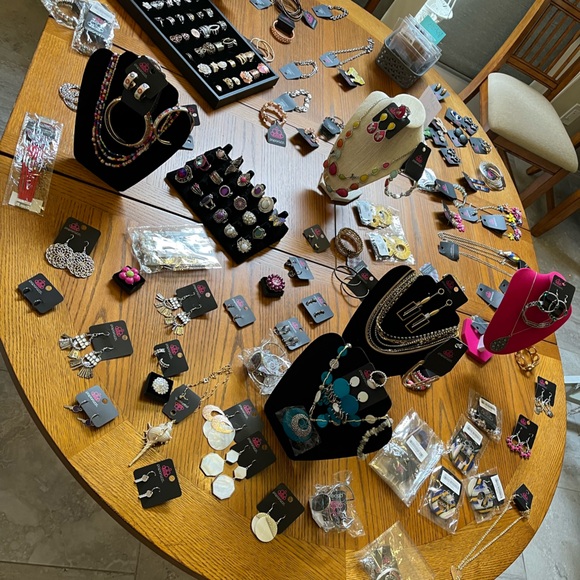 ✨✨HOLIDAY PAPARAZZI JEWELRY SALE✨✨
Exclusive Offer: 20 Pieces for $60!! - Picture 3 of 3